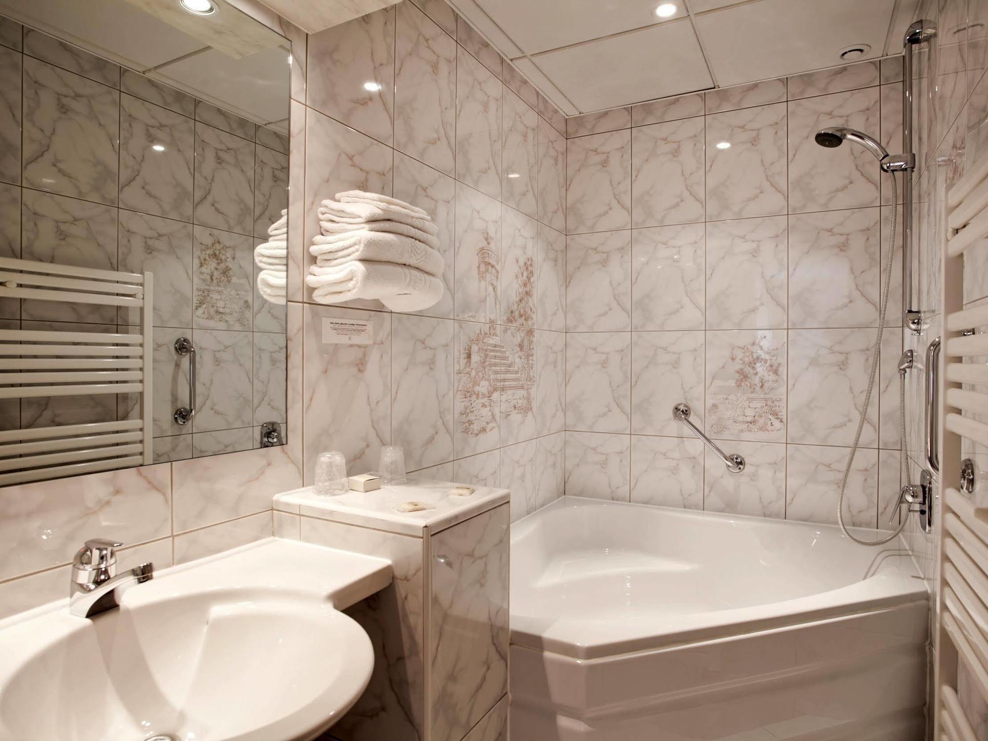 Logis Hotel & Restaurant Arcombelle モンティニー・ル・ロワ エクステリア 写真