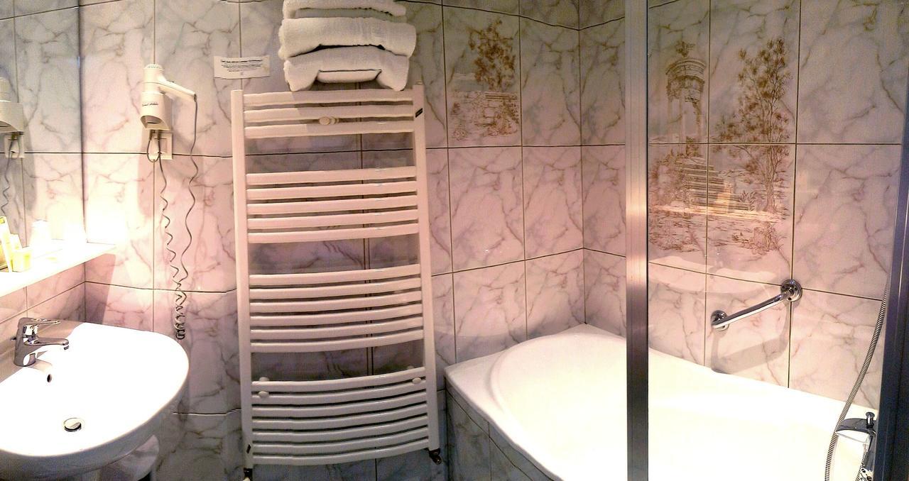 Logis Hotel & Restaurant Arcombelle モンティニー・ル・ロワ エクステリア 写真